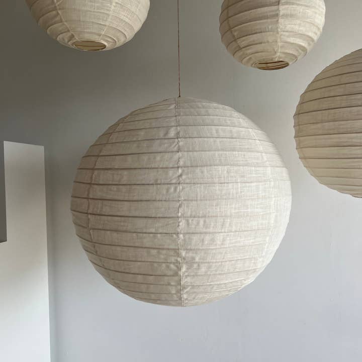 Office Objets - Wholesale Chandelier/Hanging Light - Medium round Japanese-style pendant light in rattan and natural linen D:4018