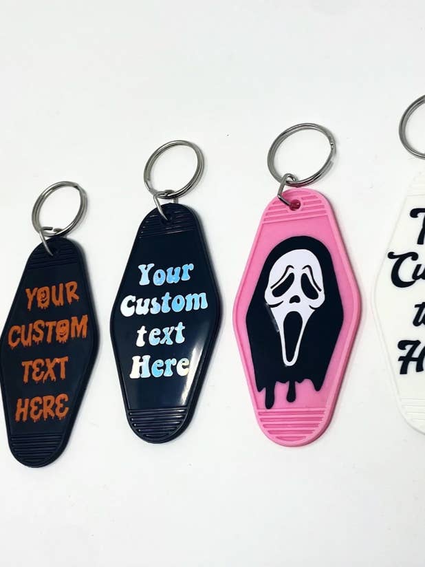 Porte-clés Horror Motel, porte-clés d'hôtel à texte personnalisé pour la vente par OMMO Designs