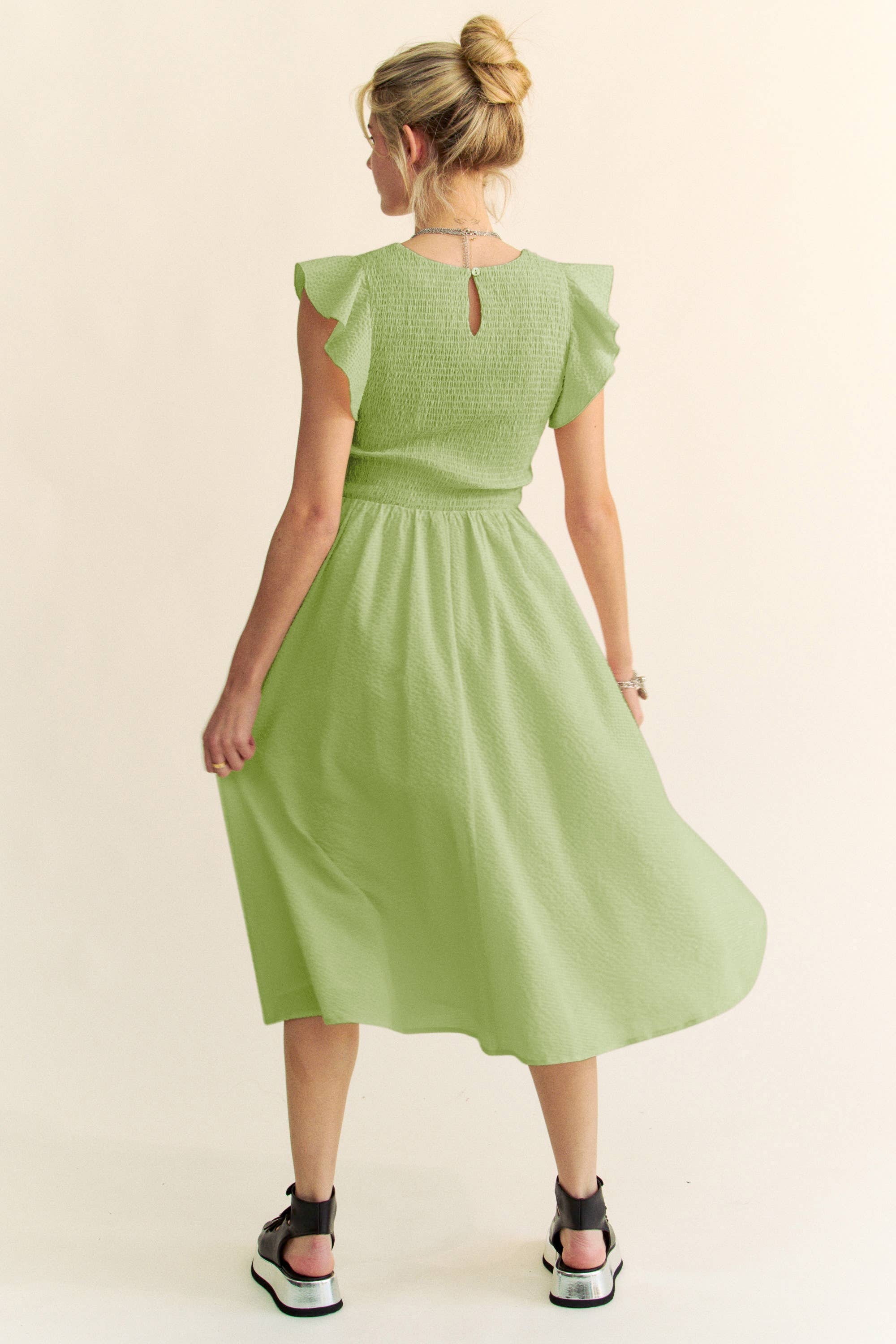 Davi & Dani – wholesale Klänning - Dam – TEXTURERAD VOLANGÄRMAD SMOCKAD MIDIKLÄNNING19