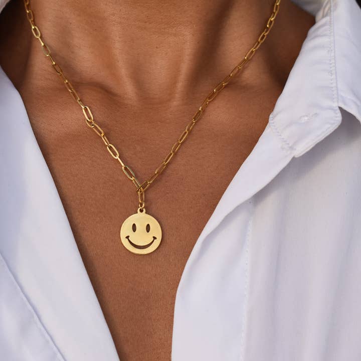 Colar com Pingente de Smiley por atacado de TNT Goods