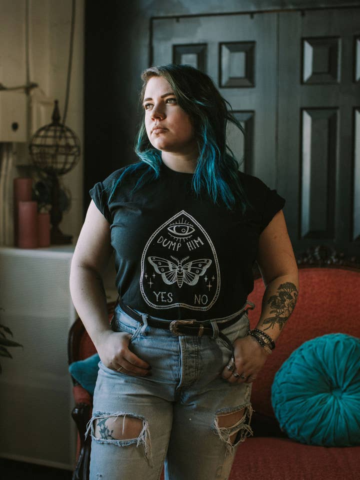 Dump Him Ouija T-Shirt - Witchy Clothing - Hand Print för wholesale av Midnight Raven Studios