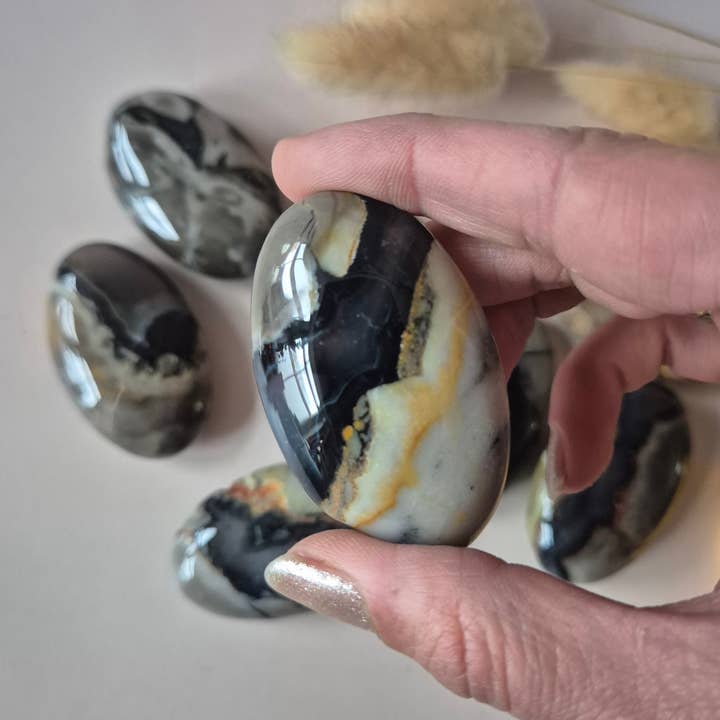 Ädelsten UV-reaktiv Vulkanagat Handsten – Handsten för wholesale av Moonlight Gemstones