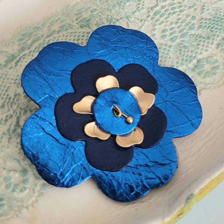 Broche maxi flor em couro banhado a ouro e reciclado com coração por atacado de Onëhj