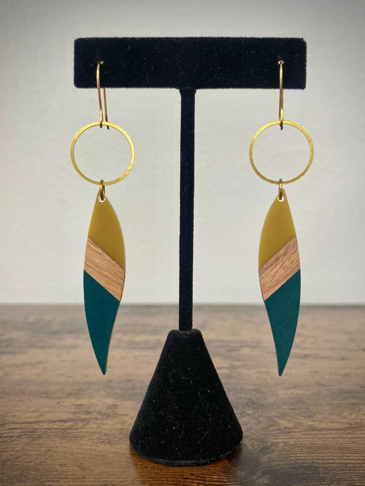 Boucles d'oreilles en résine bleu marine/verte en forme de feuille pour la vente par MacKenzie Rose Designs