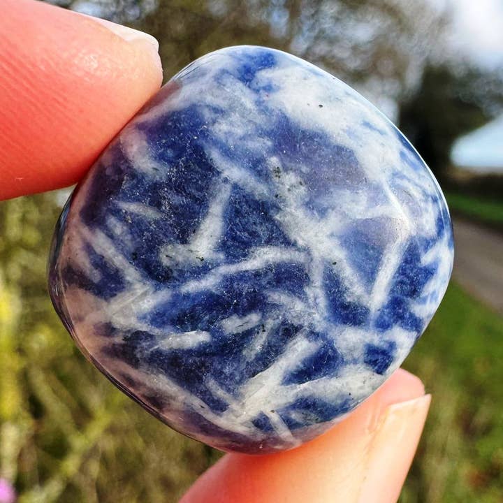 Sodalith Trommelstein 15-25mm polierter Edelstein Sodalith 0,6-1 Zoll für den Großhandel von Elf Kendal Hippies