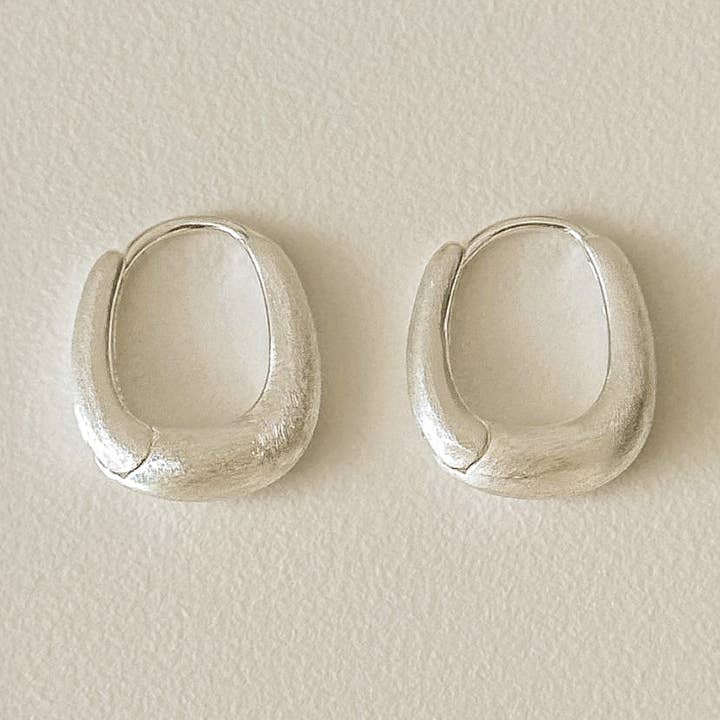 Runda fyrkantiga matta creoler i sterlingsilver för wholesale av Cult Mystique