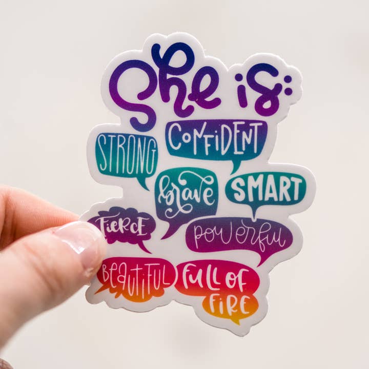 Pack 50 klistermärken - Hon är, klistermärke 3x3 för wholesale av Savannah and James Co