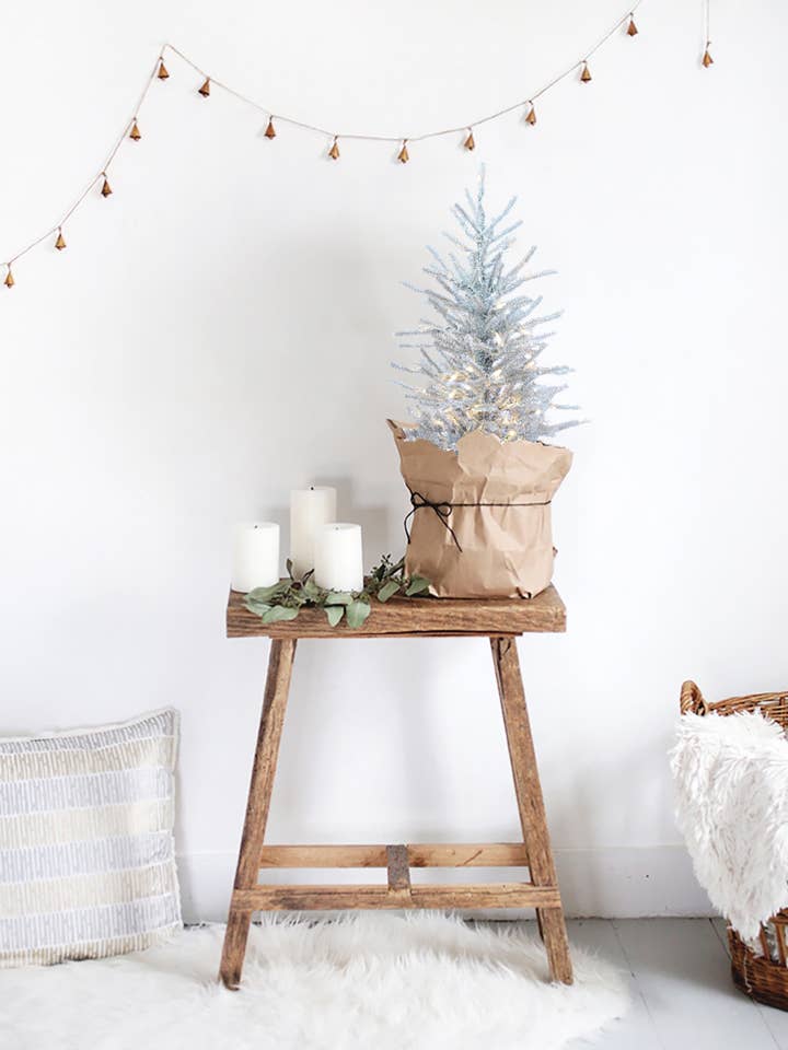 Árvore de Natal pré-iluminada com base de serapilheira de ouropel por atacado de Perfect Holiday