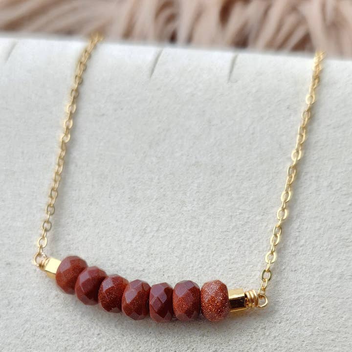 Collana ad arco in Goldstone placcata oro per la vendita all'ingrosso da parte di Edgy Petal Jewelry