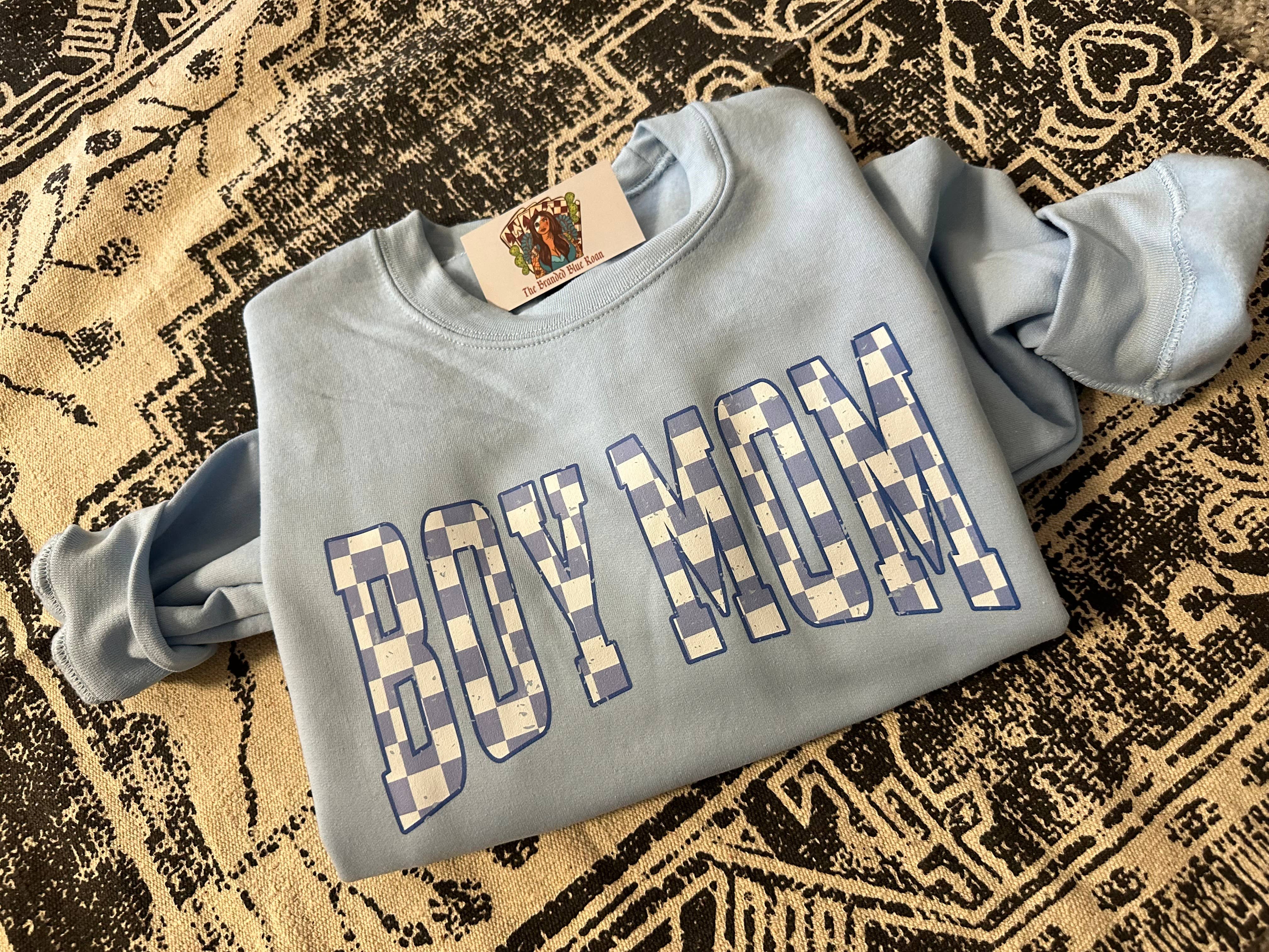 The Branded Blue Roan – Engroshandel T-shirt med print - Dame – Boy Mama Blå ternet vestlig grafik 1