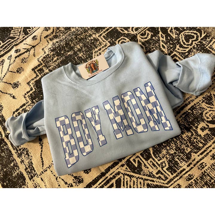 The Branded Blue Roan – Engroshandel T-shirt med print - Dame – Boy Mama Blå ternet vestlig grafik 1
