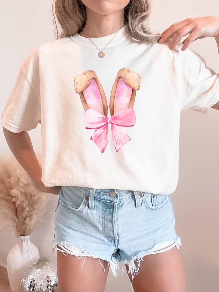 Osterhasenohren mit rosa Schleife Komfortfarben T-Shirt für den Großhandel von Broke Babes Wholesale