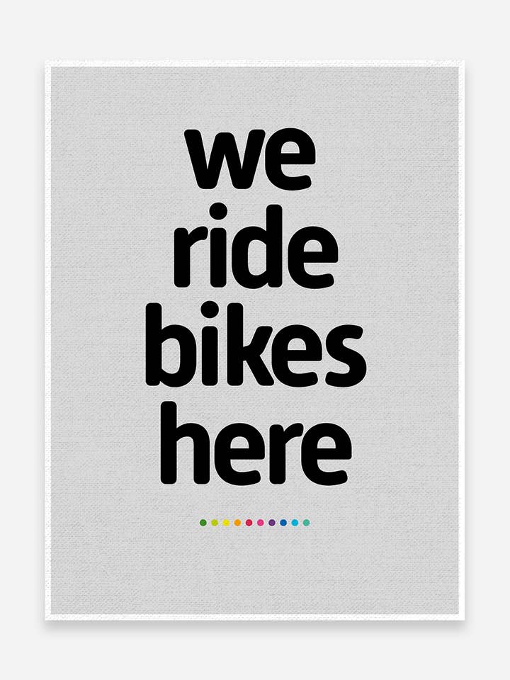 Wir fahren hier Bikes Kunstdruck für den Großhandel von Trailmaps.com