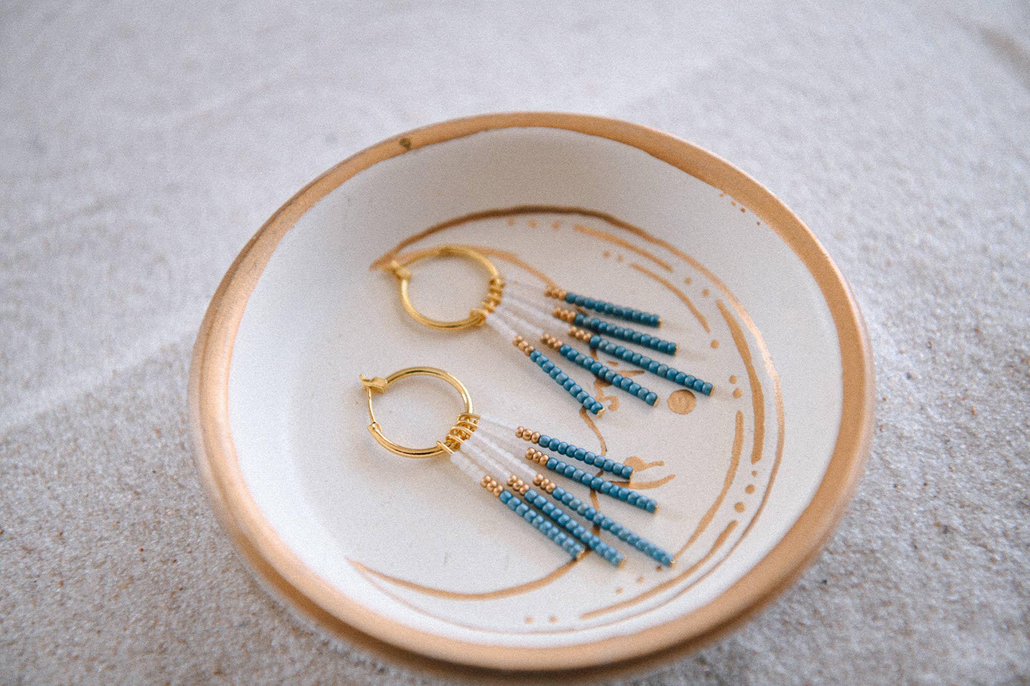 Cecelia Designs Jewelry – Brincos de argola por atacado – Brincos de Argolas com Franjas de Missangas3