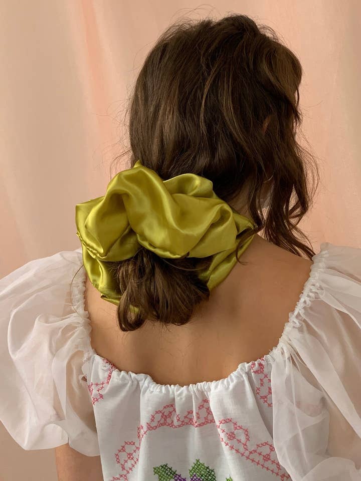 Géant chouchou en satin pour la vente par Room Shop