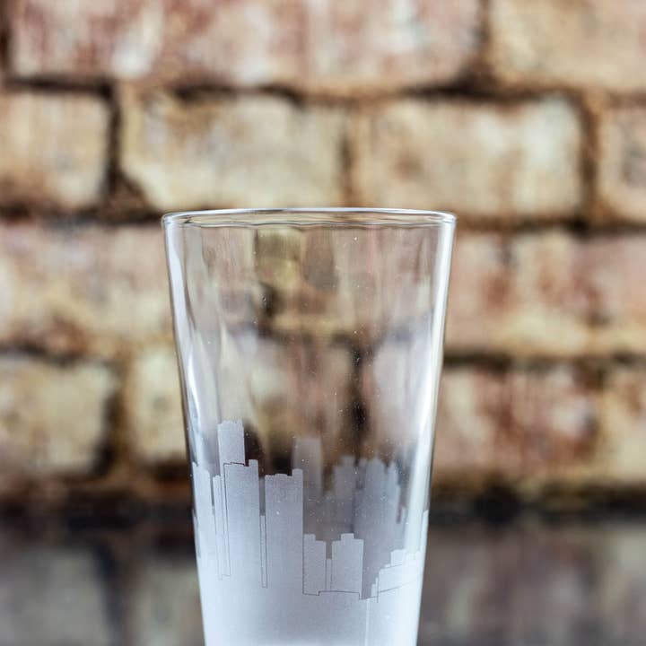 Detroit, Michigan Skyline Pint Glass voor wholesale door Urban & Etched