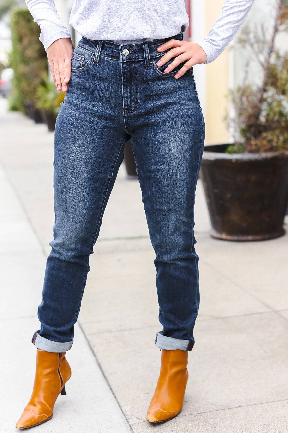 Promenade - Vente Jean – femme - Jeans Judy Blue Dark Wash à taille moyenne à revers et coupe ajustée (lot ouvert)7