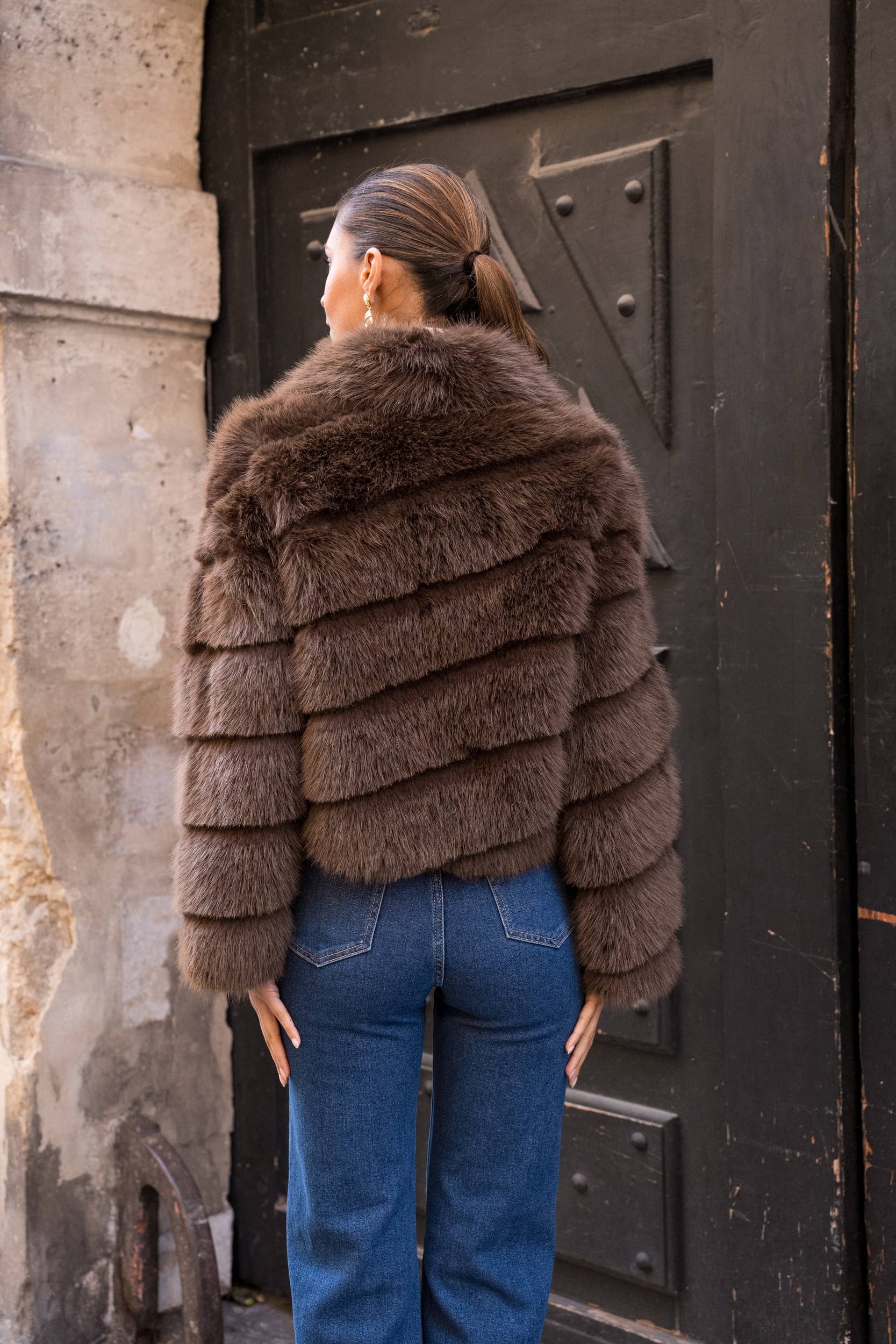 Attentif Paris - Wholesale Fur/Faux Fur Coat - Women's - Short faux fur coat with long hair and oblique stripes24