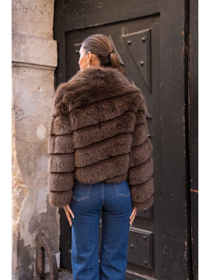 Attentif Paris - Wholesale Fur/Faux Fur Coat - Women's - Short faux fur coat with long hair and oblique stripes24
