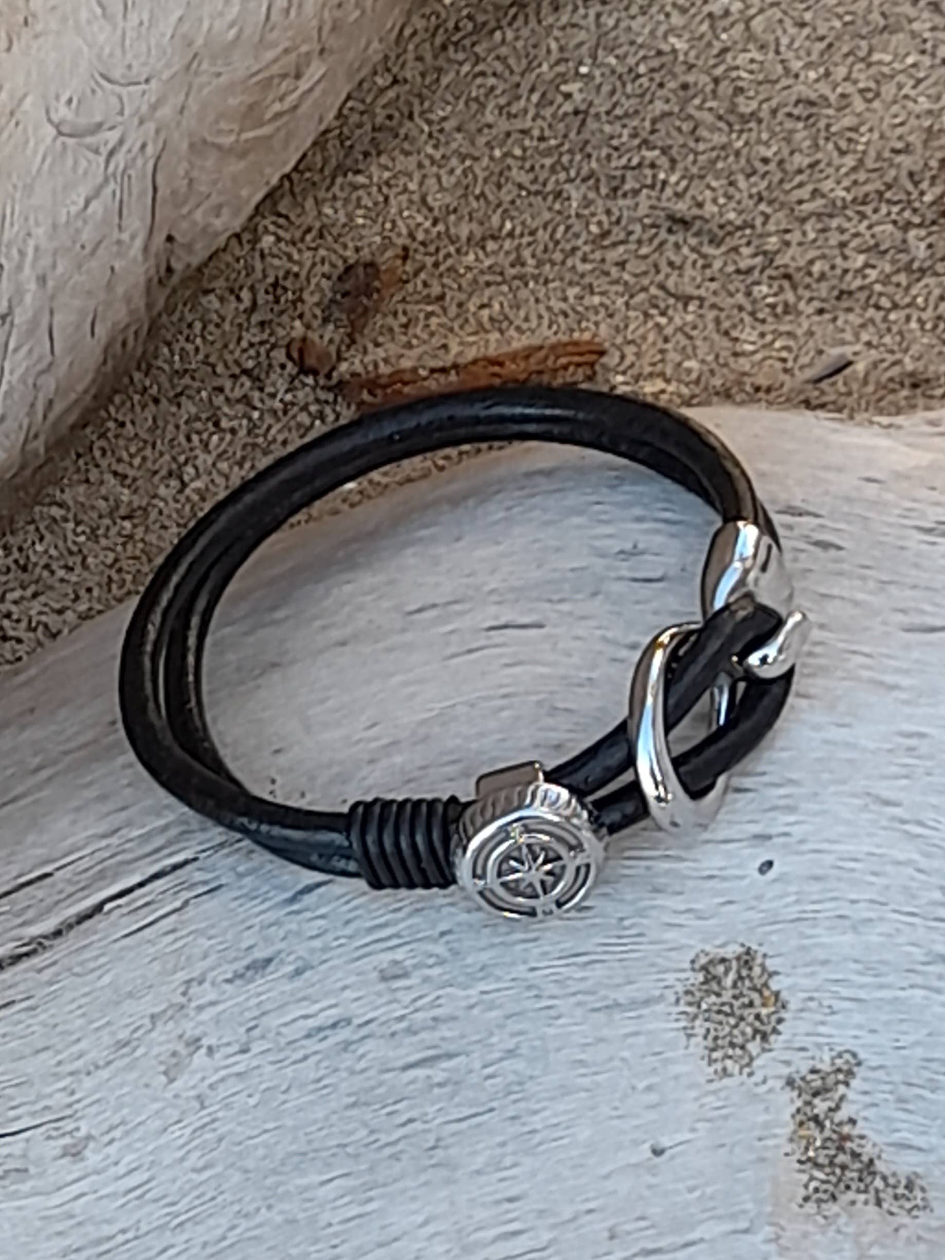 marenostrum créations – Großhandel Armband mit Charms/Anhängern – Lederarmband mit Schnalle und Knopf aus Edelstahl5