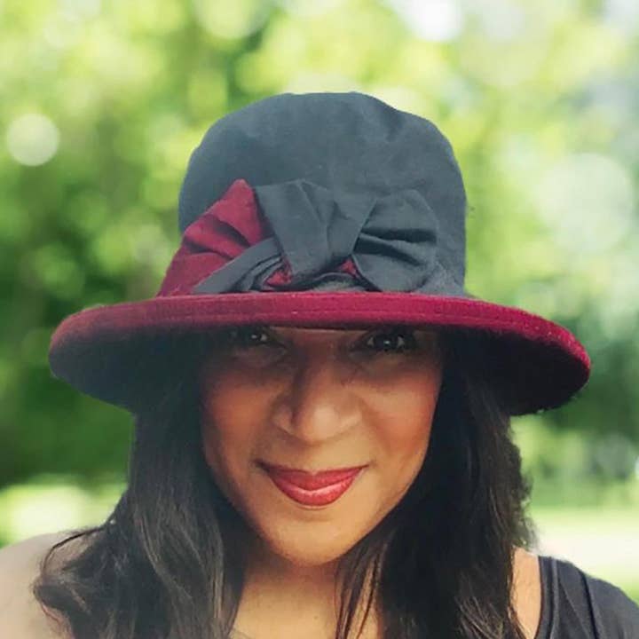 Peak & Brim Hats – Großhandel Fedora-Hut – Damen – Zara gewachster Damen-Regenhut in Schwarz & Burgunderrot, wasserdicht