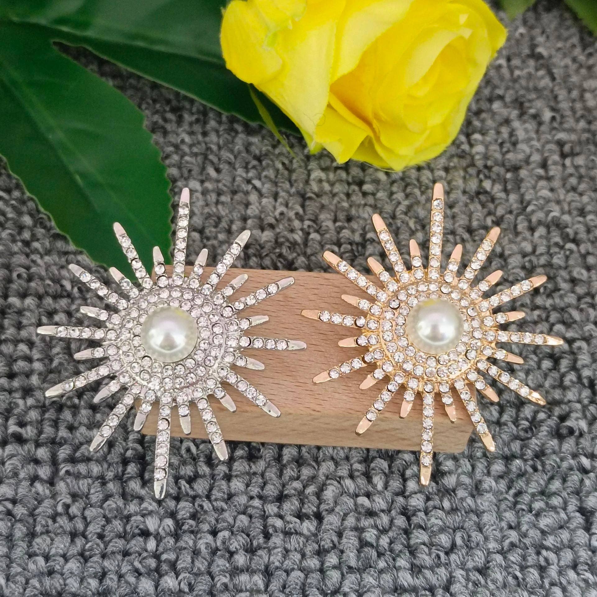 Mio Queena – Engroshandel Broche – Solsikke-broche i metal med cubic zirkonia5