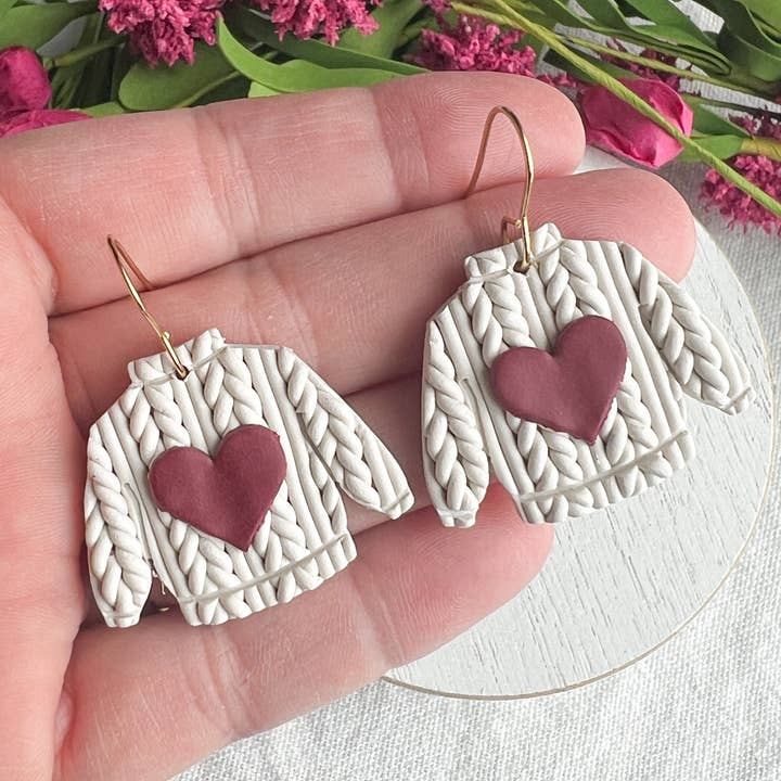 Morning Dew Designs - Vente Boucles d'oreilles pendantes - Boucles d'oreilles en argile polymère avec pull tricoté cœur pour la Saint-Valentin1