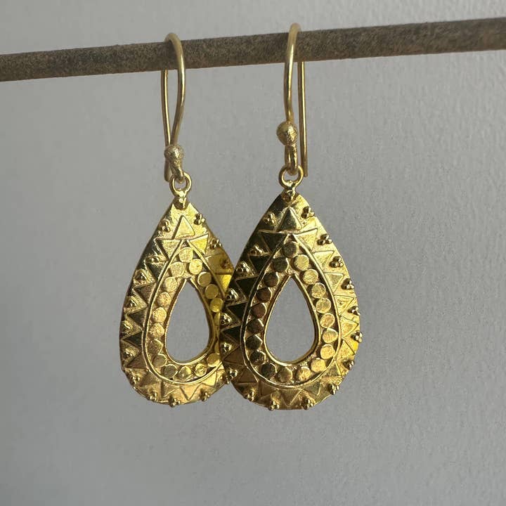 Bali Hangende Oorbellen | Gouden Hoepeloorbellen | Zomer Tribaal voor wholesale door Anokhi Green | Handmade Gemstone Jewelry