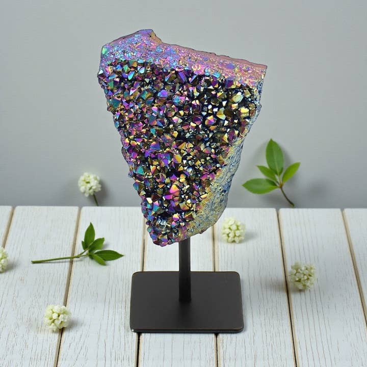 Géode Rainbow Aura sur support pour la vente par Earths Elements Wholesale