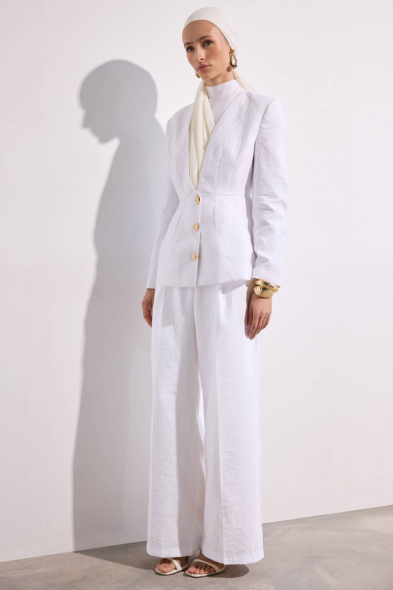 Hvid FIGURSYET BLAZER I CUPRO-LOOK MED DETALJER I GULDKNAPPER for engroshandel på Faire5