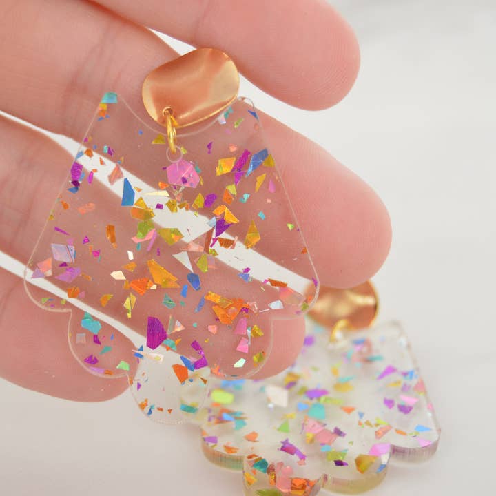 Boucles d'oreilles pendantes Springtime Confetti en forme de pétoncles pour la vente par The Adorned Fox