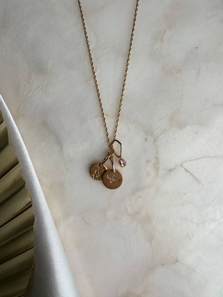 Ciondolo con fiore del mese di nascita (collana venduta separatamente) per la vendita all'ingrosso da parte di Bezalel and Co