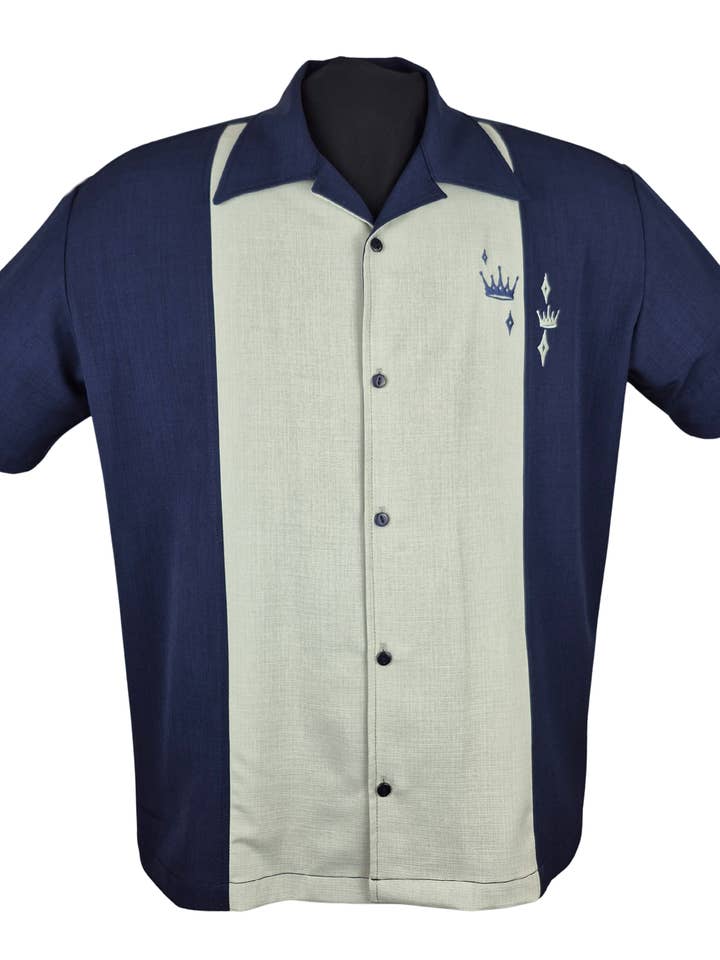 Kontrast Krone Bowling Skjorte i Marineblå & Salvie for engroshandel hos Steady Clothing