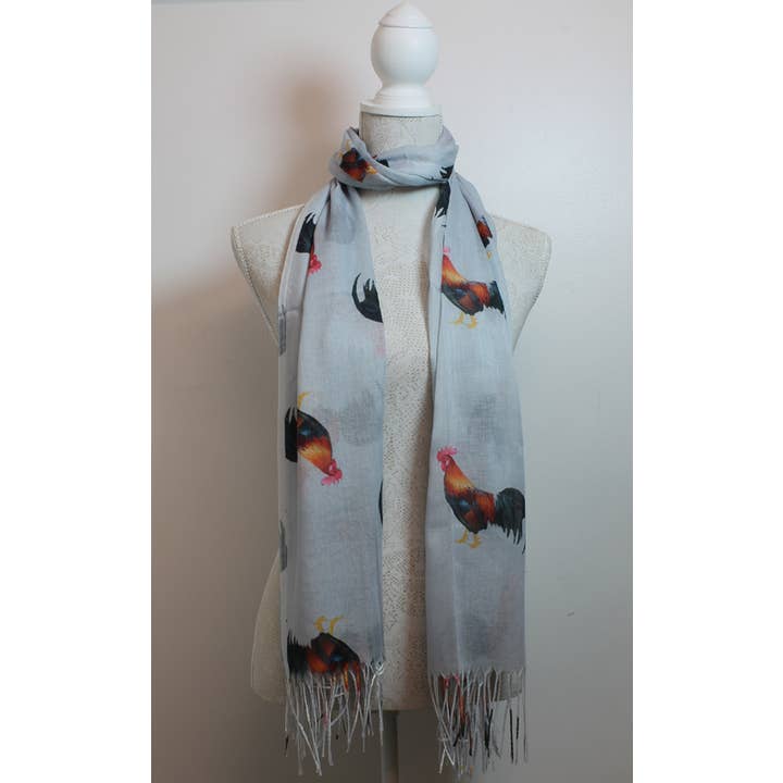 100% polyester lichtgrijze sjaal met haanprint en kwastjes voor wholesale door Western Counties Wholesale