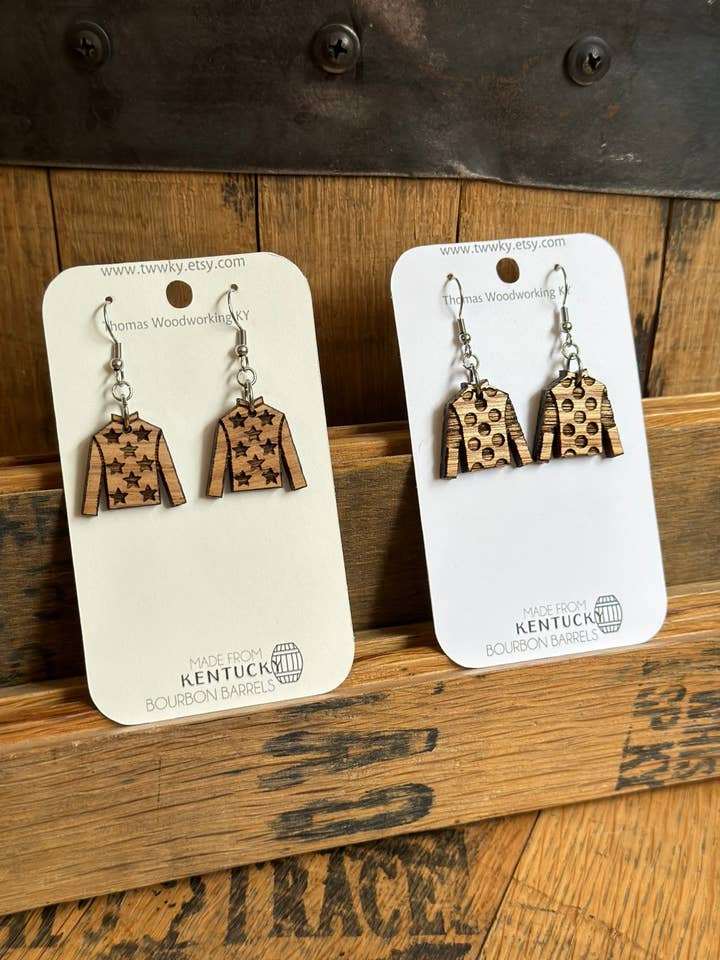 Kentucky Derby Jockey silkeøreringe fra Bourbon Barrels for engroshandel hos TWWKY