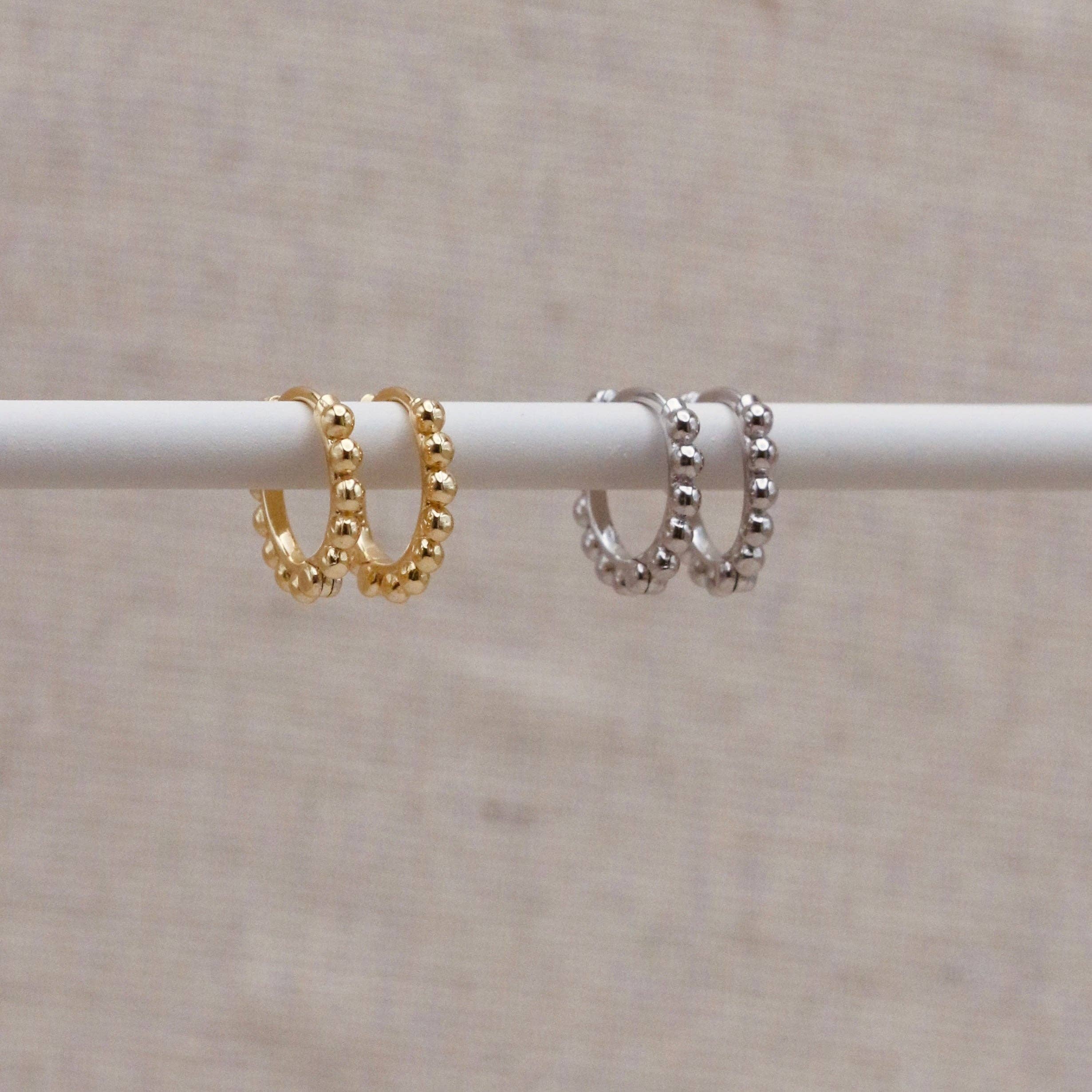 Little Nell Jewellery - Wholesale Huggie oorbellen - Scharnierende Bubbel Oorringen1