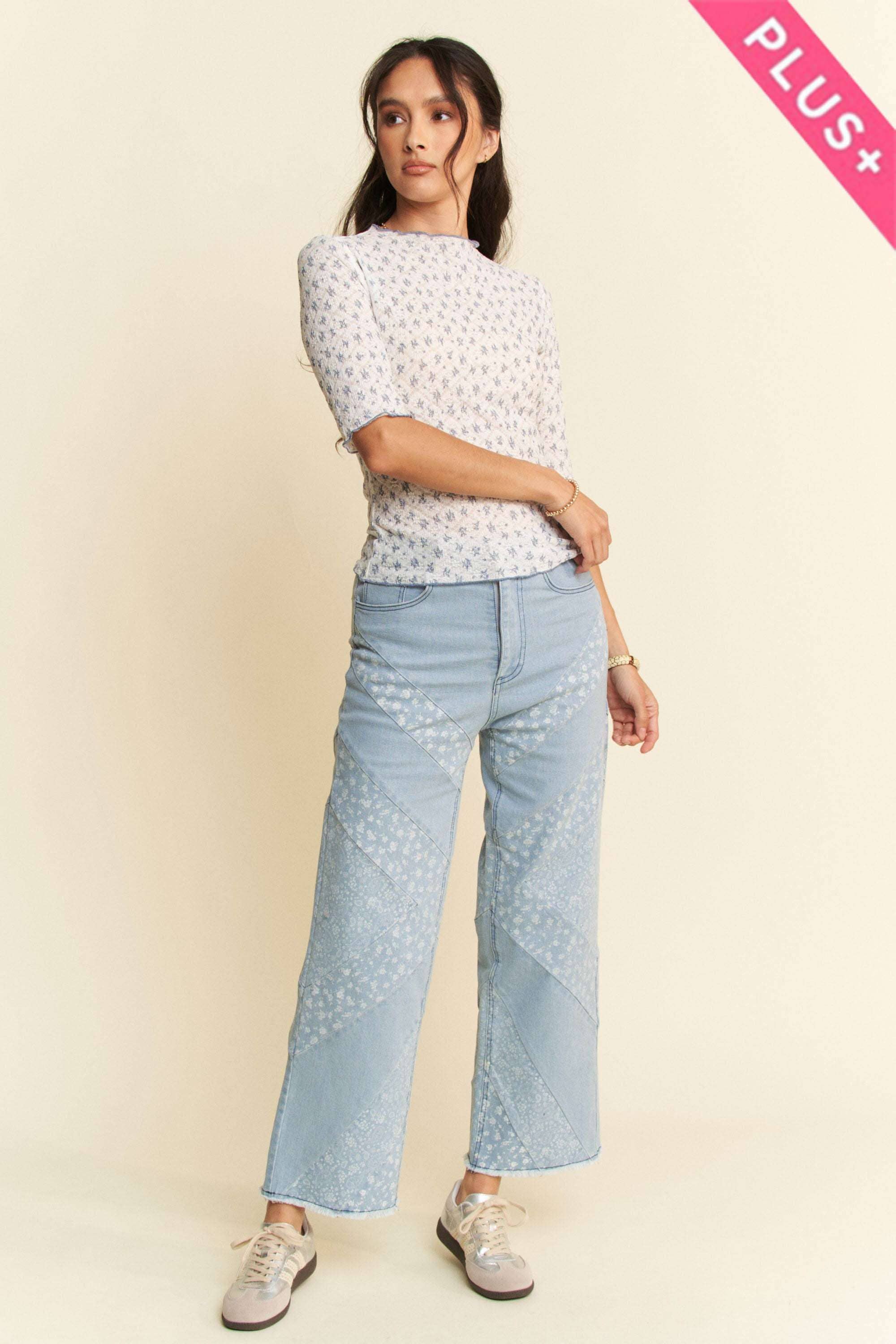 HVID/BLÅ MULTI PLUS BLONDE STRÆK FLORAL MARROW KANT STRIKTOP for engroshandel på Faire7