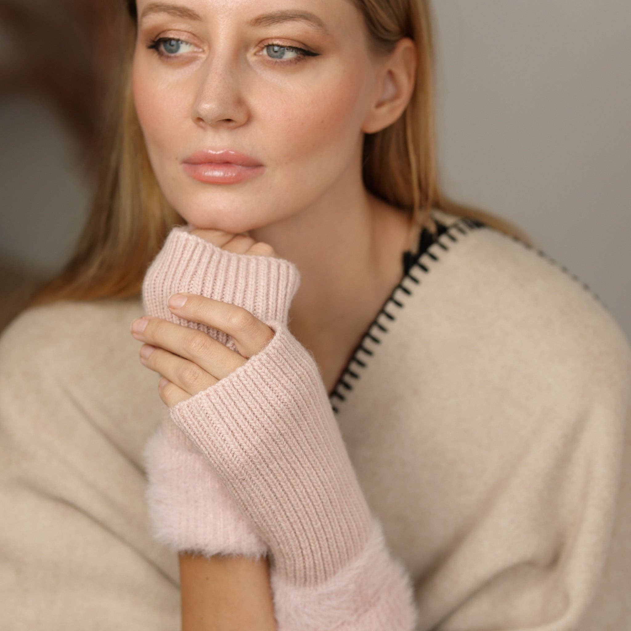 Studio Hop – wholesale Gloves – Women's – Alpaca Wool Fingerless Gloves with Fluffy Cuffs3