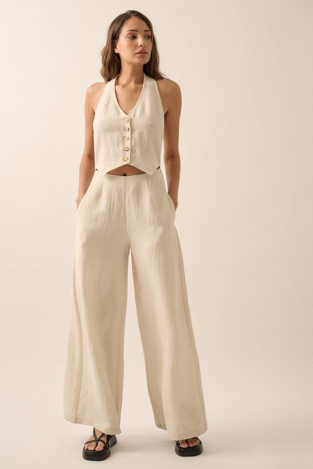 Promesa USA – Großhandel Jumpsuit – Damen – Einfarbiger, texturierter, weit geschnittener Jumpsuit mit Neckholder und Weste3