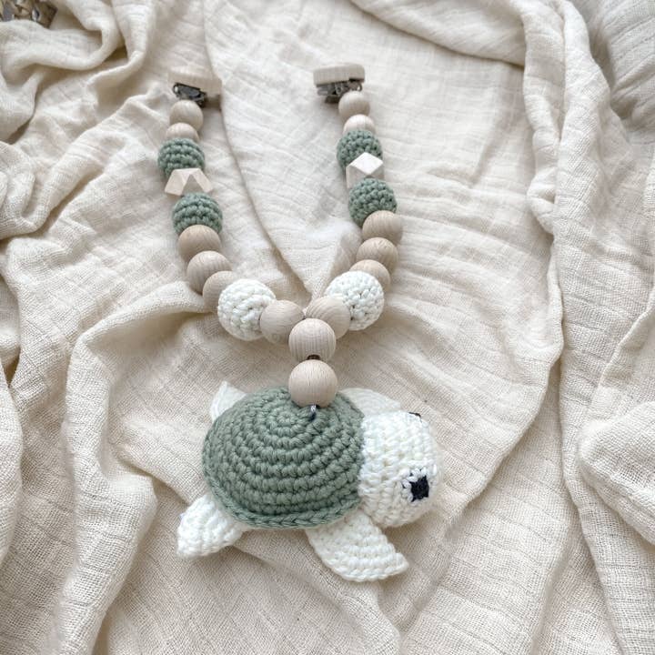 Barnevognskæde Skildpadde af økologisk bomuld "Mint Henry" for engroshandel hos Kiki&Ola