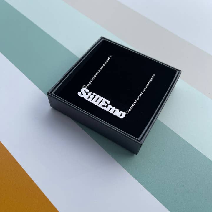 The Silver Spider – Großhandel Kette mit Anhänger/Charm – Still Emo Word Halskette aus Edelstahl, goldfarben, Musikszene