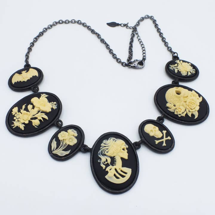 Collier « Grand » à sept cabochons avec squelette de Lolita pour la vente par Fizz