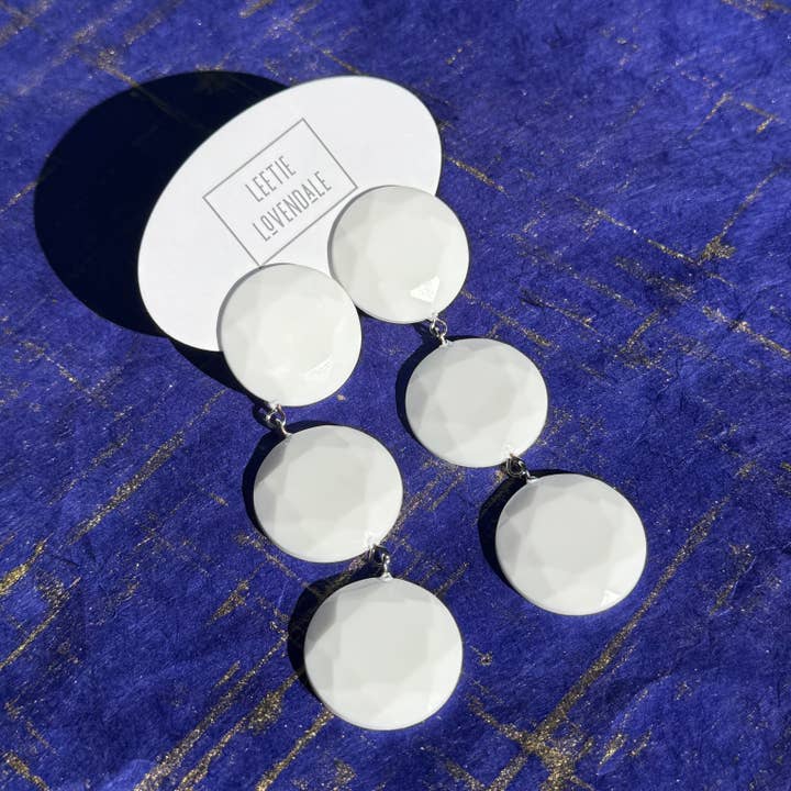 Weiße Facettierte Tri-Punkt-Ohrringe für den Großhandel von Leetie Lovendale