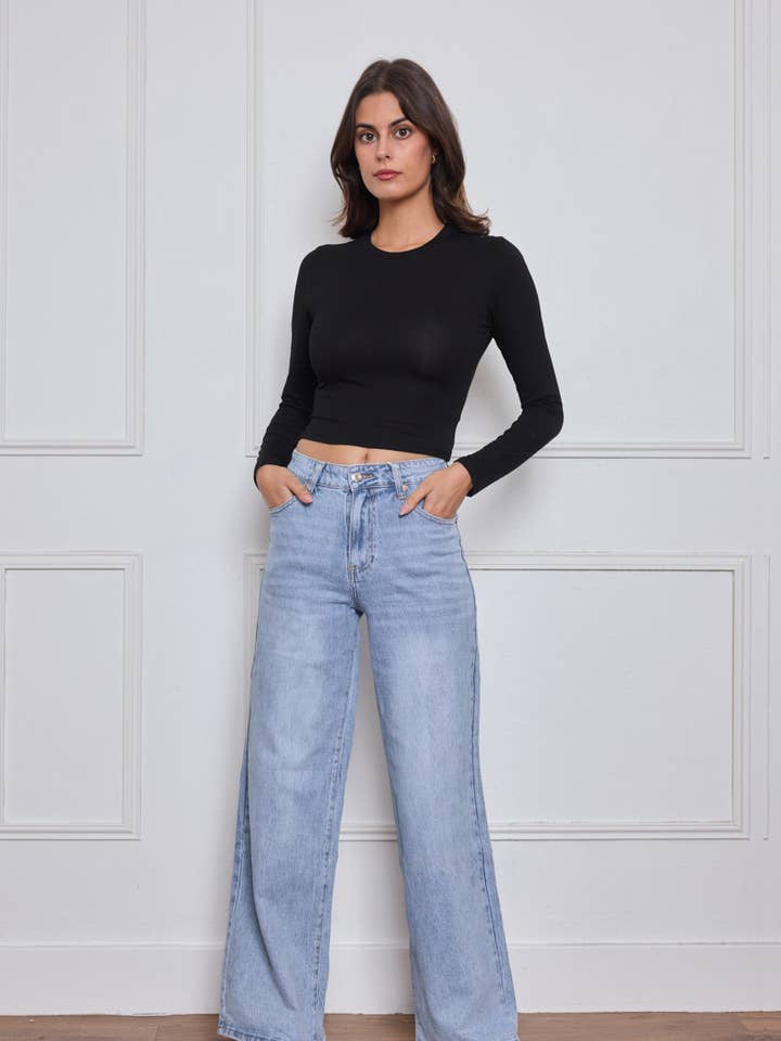 Jean large basique à taille moyenne en bleu clair pour la vente par Chilli Girl Collection