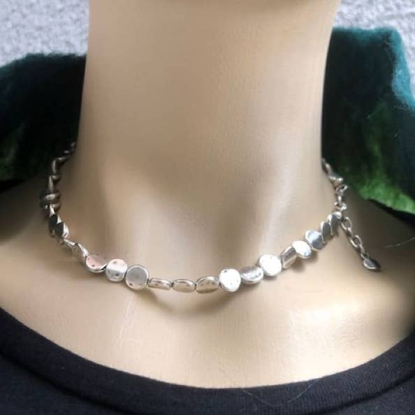 Collier unisexe avec disques en métal martelé, aspect organique pour la vente par Volare