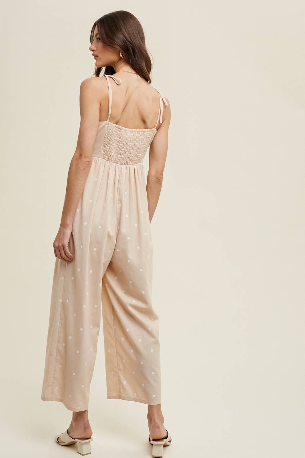 TAUPE PRICKIG JUMPSUIT MED VRIDBYSTDETALJ/WL23-8116 för wholesale på Faire2