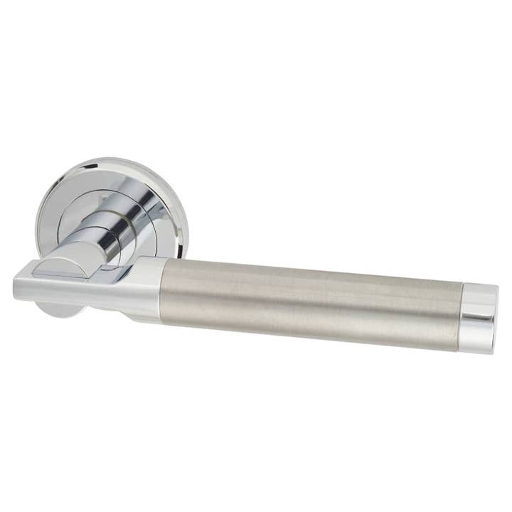 Poignée de porte à levier Serozzetta by Carlisle Brass Azul sur rose, chrome satiné/chrome poli pour la vente par Diybasket