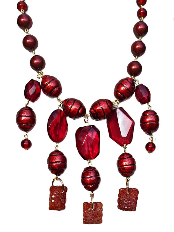 Collar artístico vintage de cristal granate rojo oscuro y perlas de algodón Gay Isber USA, 1 de 1 para venta al por mayor de Gay Isber Designs
