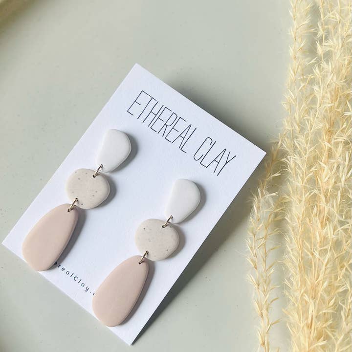 Neutrala organiska lerörhängen, Boho, Pebble dinglar för wholesale av Ethereal Clay