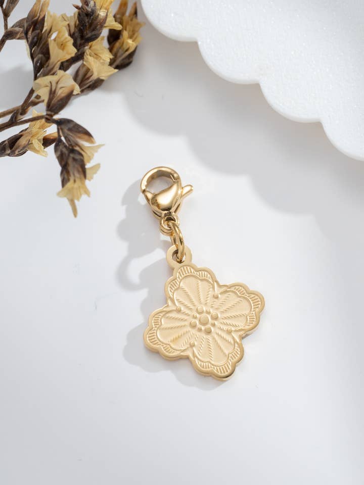 Encanto flor dourada aço inoxidável gravado clipe delicado natureza por atacado de COSMOS